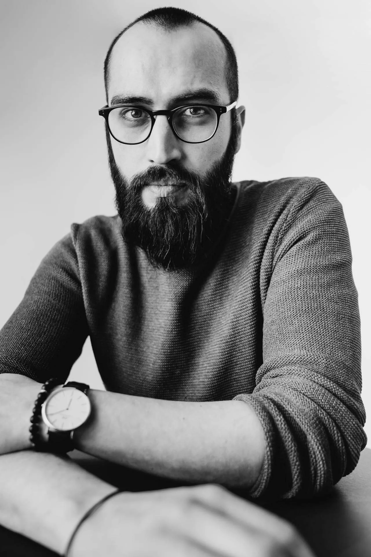 Schwarz-Weiß-Portrait von Arif Türkmen, Hochzeitsfotograf aus Frankfurt.